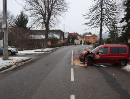 Podnapilý řidič nezvládl projet zatáčkou. Při čelním střetu se naštěstí nikdo nezranil 