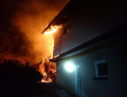 Požár rodinného domu v Zubří. Rodina přečkala noc u sousedů