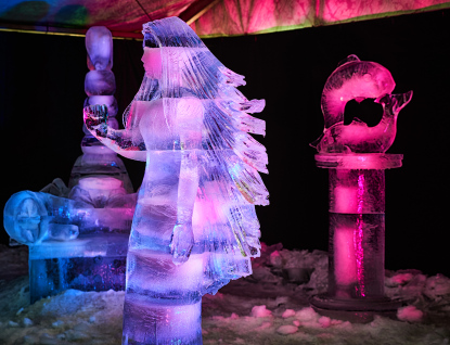 Ledové sochy na Pustevnách jsou letos ve znamení vesmíru