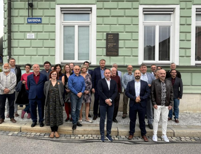 V Rožnově byla odhalena pamětní deska jako pocta Josefu a Františkovi Bayerovým