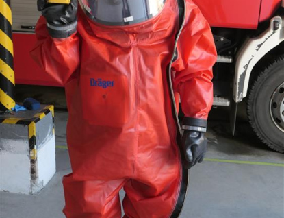 Rožnovští hasiči mají nové plynotěsné a protichemické obleky