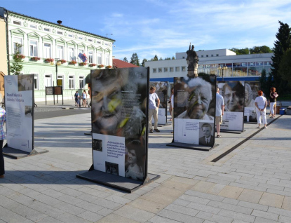 Výstava Paměť národa Zlínského kraje na rožnovském náměstí  