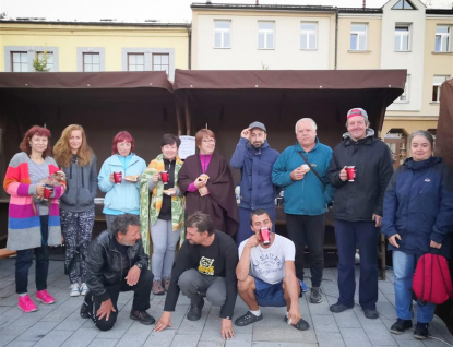 Rožnovská noc venku opět zážitkovou formou přiblížila bezdomovectví  