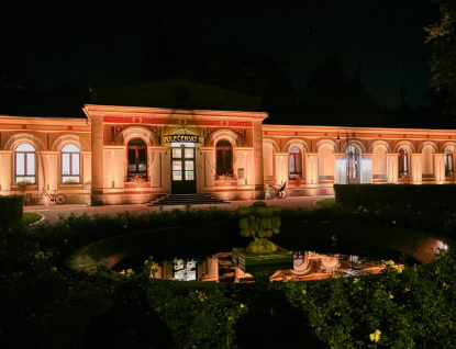 Společenský dům v Rožnově září novým architektonickým osvětlením