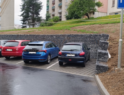 Na ulici 5. května v Rožnově došlo k navýšení parkovacích míst, ale i úpravě okolí