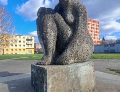 Socha Koupající se ženy z rožnovského náměstí 1. máje prochází restaurátorskými pracemi