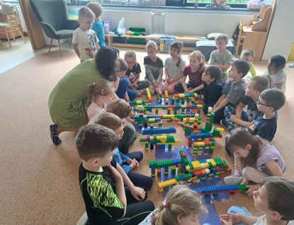 Malá technická univerzita přiblížila svět techniky pedagogům v rožnovských mateřinkách