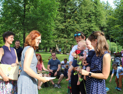 V Rožnově pod Radhoštěm v městském parku přivítali 31 nových občánků