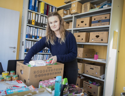 Lidé z krajského úřadu pro Ukrajinu organizují sbírku a pomáhají uprchlíkům