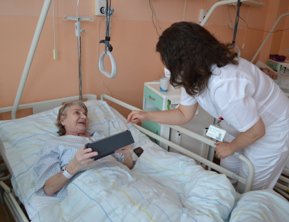 Pacienti oddělení následné péče Nemocnice Valašské Meziříčí komunikují se svými blízkými přes Skype