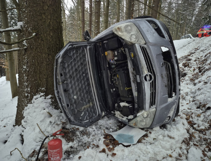 Bouračky na sněhu. V sobotu zasahovali hasiči u tří nehod