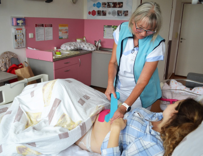 V porodnici Nemocnice AGEL Valašské Meziříčí pomocí tejpů podporují hojení, laktaci i zmírnění bolestí