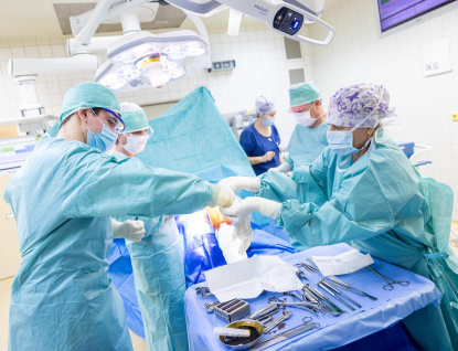 Primáře stopovalo sedm mediků. Vyzkoušeli si práci v ambulanci i na operačním sále