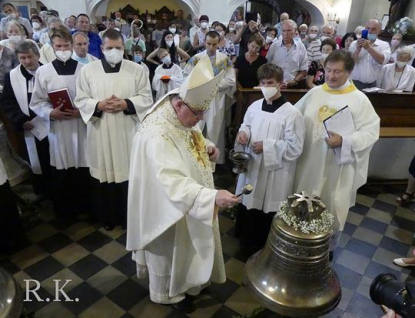 Kardinál Dominik Duka posvětil zvony kostela Nanebevzetí Panny Marie ve Vsetíně