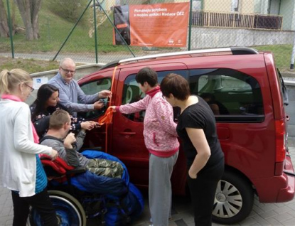Auto pro lidi s kombinovaným postižením ze vsetínské Naděje zařídili nadšenci s EPPkou