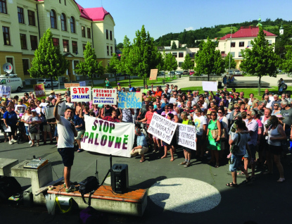 Na pochod proti vsetínské spalovně vyrazily téměř dvě stovky lidí