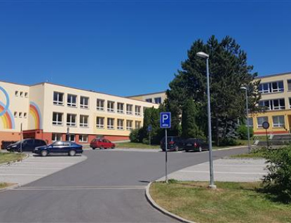 Fotovoltaická elektrárna ušetří škole na Ohradě až milion ročně