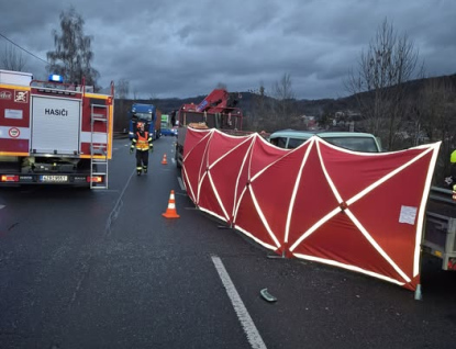 Pátek třináctého: Dodávka se střetla s valníkem, řidič dodávky nepřežil 