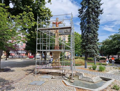Kříž na vsetínském Dolním náměstí v opravě