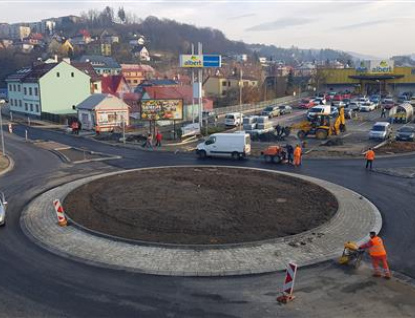 Kruhový objezd na vsetínské Ohradě byl o víkendu zprovozněn