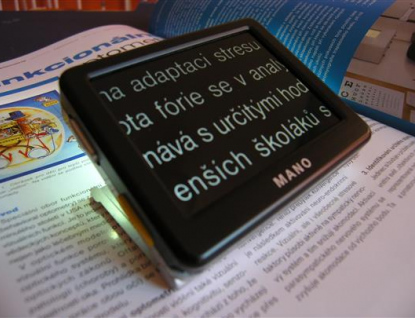 Díky koupi digitální lupy bude chlapec moci využít zbytky zraku