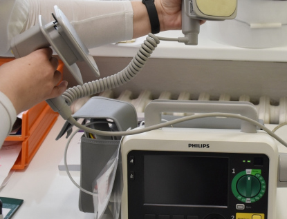 Oddělení následné péče Vsetínské nemocnice má nové moderní EKG, defibrilátor i odsávačky