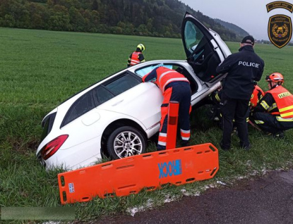 Řidiče museli z auta vyprostit hasiči