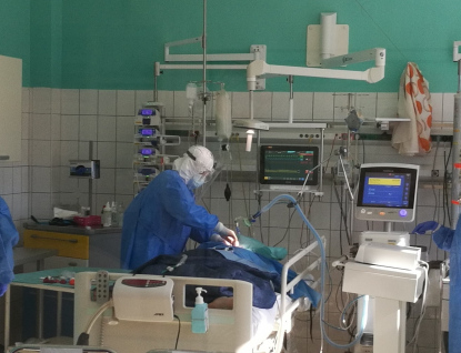 „Při léčbě pacientů s koronavirem nám pomáhá moderní vybavení,“ říká primář ARO Vsetínské nemocnice Marek Proksa