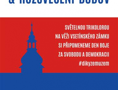 Osvětlená věž zámku připomene sametovou revoluci