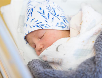 První dítě ve Vsetínské nemocnici dostalo plenkový dort