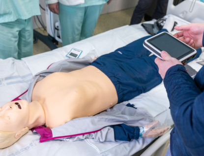 Resuscitační model nabízí i nácvik defibrilace