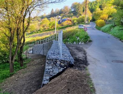 Sanace svahu a oprava chodníku na Palackého ulici u konce