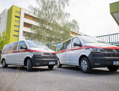 Vsetínská nemocnice pokračuje v obnově sanitek, přibude i elektromobil