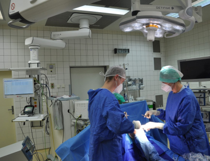 Situace ve Vsetínské nemocnici se zhoršuje: další omezení operativy