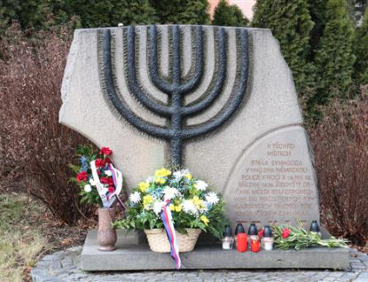 Nové zjištění: Židovská synagoga ve Vsetíně byla vypálena o dva dny dříve, radnice opraví památník
