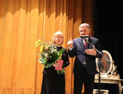 Oslava Dne učitelů ve Vsetíně: Divadelní představení a gratulace a ocenění Jaroslavě Londové