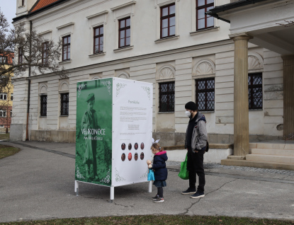 Výstava představuje práci nemocničních kaplanů, nyní ji hostí nová vsetínská interna