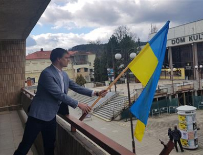 Vsetín vyvěsil ukrajinskou vlajku