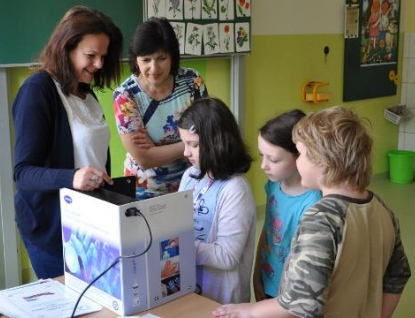 Zdravotní sestra učila děti ve škole, jak si správně mýt ruce