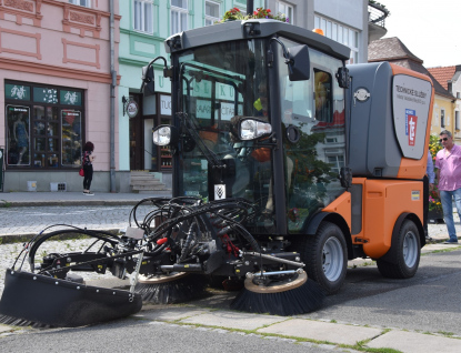 S úklidem v ulicích města pomůže nový zametací stroj