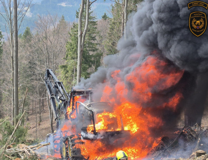 Ve Zděchově shořel lesní těžební stroj 