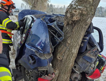 Řidičku museli z havarovaného vozidla vyprošťovat hasiči
