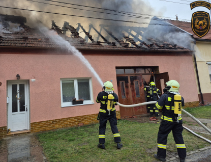 V Suché Lozi vyhořela garáž i střecha RD