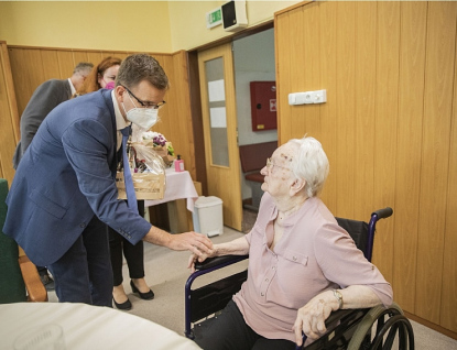 Paní Ludmila Krejčiříková oslavila sté narozeniny. Popřáli ji hejtman i statutární náměstkyně