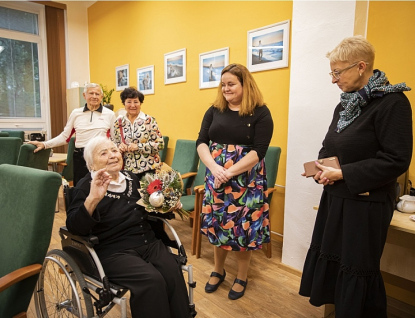 Stoletá paní Slonková má ráda všechny dobré lidi