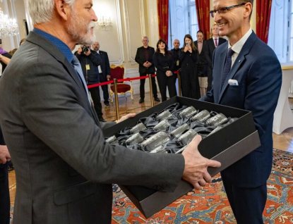 25 let krajů. Současní i bývalí hejtmani se na Pražském hradě setkali s prezidentem