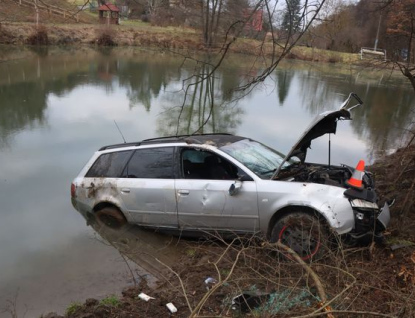 Audi skončilo v rybníku. Pozor na mikrospánek! 