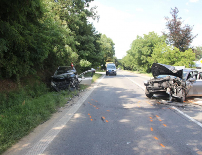 Policista ve volnu a další projíždějící muž poskytli první pomoc zraněným po čelní srážce 