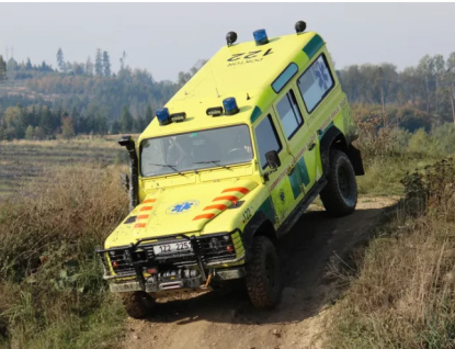 Třicetiletý Defender opět v akci: K pacientovi se dostal na místo, kam by sanitka nemohla