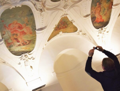 Na holešovském zámku je k vidění jedinečný soubor 42 stropních maleb. Autor? Neznámý